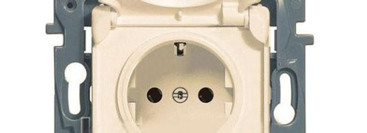 Розетка с откидной крышкой IP44 - Niloe - слоновая кость